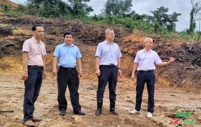 艾轶伦实地调研牛岭农场公司榴莲蜜种植基地建设情况。梅继林 摄